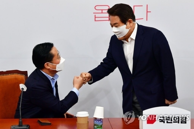 국민의힘 정양석 사무총장(오른쪽)과 국인의당 이태규 사무총장(왼쪽). /연합뉴스