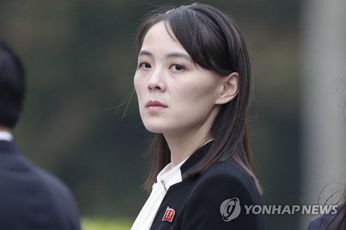 <strong>김여정, 한미훈련 비난…"3년전 봄날 돌아오기 어려울 것"</strong><br>
(서울=연합뉴스) 북한이 16일 한미연합훈련을 비난하며 남북 군사합의서 파기와 대화와 교류 업무를 하는 대남기구 정리 등 남북관계 파국 가능성을 경고하고 나섰다. 김정은 국무위원장의 동생인 김여정 노동당 부부장은 이날 조선중앙방송과 노동당 기관지 노동신문을 통해 낸 담화에서 한미연합훈련을 거론하면서 "남조선 당국이 앞으로 상전의 지시대로 무엇을 어떻게 하든지 그처럼 바라는 3년 전의 따뜻한 봄날은 다시 돌아오기가 쉽지 않을 것"이라고 말했다. 사진은 2019년 3월 베트남 하노이 호찌민묘를 방문한 김여정. 2021.3.16 [연합뉴스 자료사진] photo@yna.co.kr