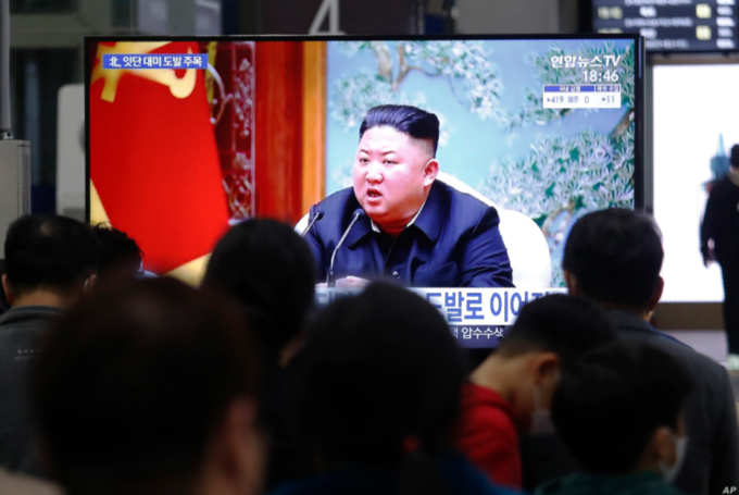 25일 한국 수서역에 설치된 TV에서 북한 미사일 관련 뉴스가 나오고 있다.