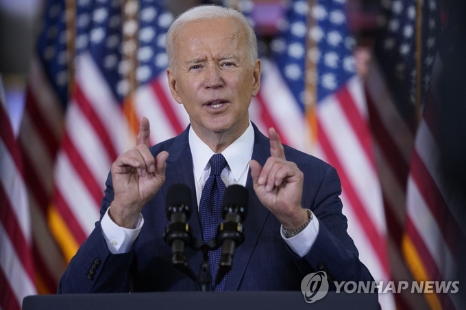 <strong>2천260조원 인프라투자 계획 발표하는 바이든 미 대통령</strong><br>
(피츠버그 AP=연합뉴스) 조 바이든 미국 대통령이 31일(현지시간) 펜실베이니아주 피츠버그에서 가진 연설에서 2조3천억 달러 규모의 초대형 인프라 투자 계획을 발표하고 있다. leekm@yna.co.kr