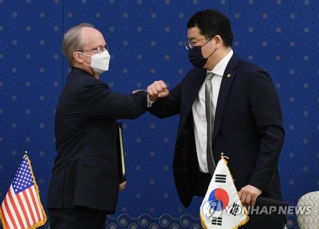 로버트 랩슨 주한미국대사 대리와 최종건 외교부 1차관. /연합뉴스