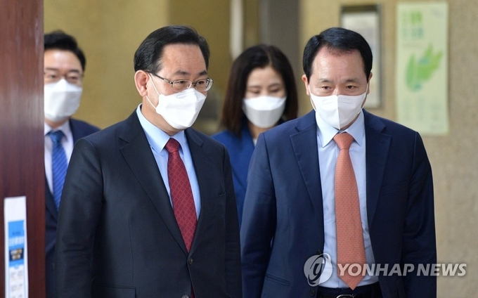 <strong>비대위 회의 입장하는 국민의힘 주호영 대표 대행</strong><br>
(서울=연합뉴스) 안정원 기자 = 국민의힘 주호영 대표 대행(왼쪽)이 15일 오전 국회에서 열린 비상대책위원회의에 입장하고 있다. 2021.4.15 jeong@yna.co.kr