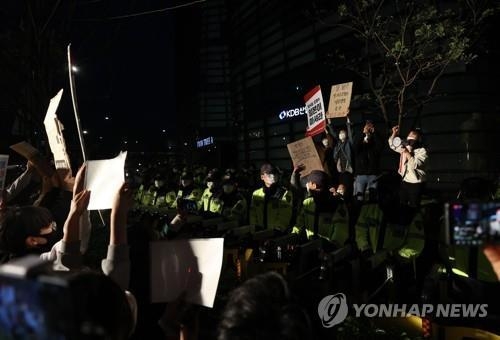 <strong>주한일본대사관 앞 일본 후쿠시마 오염수 방류 반대 시위</strong><br>
(서울=연합뉴스) 김인철 기자 = 18일 오후 서울 종로구 주한일본대사관 앞에서 한국대학생진보연합(대진연) 관계자들이 일본 정부의 후쿠시마 방사성 물질 오염수 방류 결정을 규탄하는 구호를 외치고 있다. 2021.4.18 yatoya@yna.co.kr