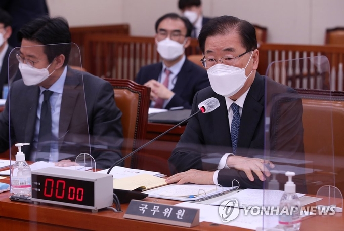 <strong>답변하는 정의용 외교부 장관</strong><br>
(서울=연합뉴스) 하사헌 기자 = 정의용 외교부 장관이 20일 오전 서울 여의도 국회에서 열린 외교통일위원회 전체회의에서 질의에 답변하고 있다. 2021.4.20 toadboy@yna.co.kr