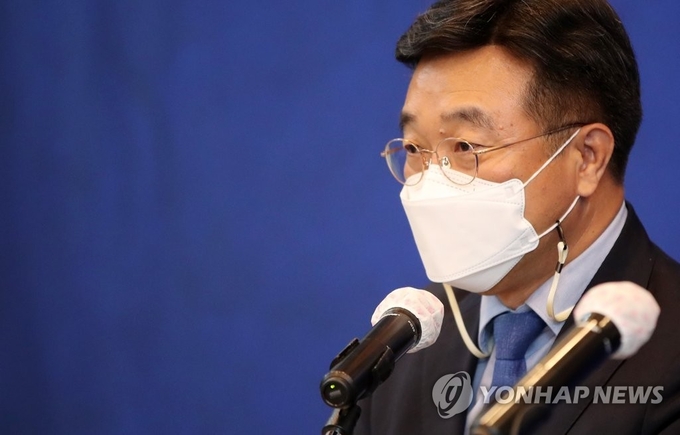 <strong>민주당 강원도 현장 비대위 회의 열어</strong><br>
(춘천=연합뉴스) 양지웅 기자 = 26일 오전 강원 춘천시 스카이컨벤션에서 열린 더불어민주당 강원도 현장 비상대책위원 회의에서 윤호중 비상대책위원장이 발언하고 있다. 2021.4.26 yangdoo@yna.co.kr