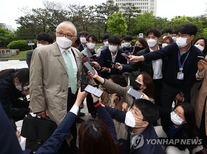 <strong>질문에 답하는 양창수 위원장</strong><br>
(서울=연합뉴스) 신준희 기자 = 양창수 검찰수사심의위원장이 10일 오후 김학의 전 법무부 차관 불법 출국금지 사건과 관련 이성윤 서울중앙지검장의 수사, 기소 여부를 판단하는 검찰수사심의위원회가 열리는 서초동 대검찰청으로 들어가던 중 취재진의 질문에 답하고 있다. 2021.5.10 hama@yna.co.kr