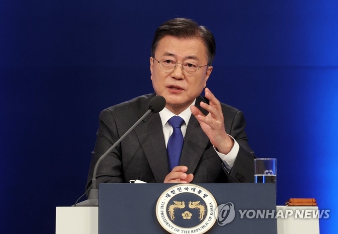 <strong>질문에 답하는 문 대통령</strong><br>
(서울=연합뉴스) 최재구 기자 = 문재인 대통령이 10일 청와대 춘추관 대브리핑룸에서 취임 4주년 특별연설을 마치고 기자의 질문에 답하고 있다. 2021.5.10 jjaeck9@yna.co.kr