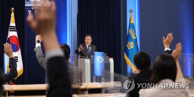 <strong>질문자 지명하는 문 대통령</strong><br>
(서울=연합뉴스) 최재구 기자 = 문재인 대통령이 10일 청와대 춘추관 대브리핑룸에서 취임 4주년 특별연설을 마치고 기자들과 질의 응답을 하며 질문자를 지명하고 있다. 2021.5.10 jjaeck9@yna.co.kr