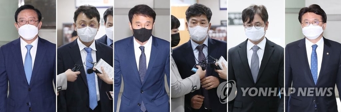 <strong>'청와대의 울산시장 선거개입·하명수사' 의혹 첫 재판</strong><br>
(서울=연합뉴스) 이정훈 기자 = '청와대의 울산시장 선거개입·하명수사' 의혹 사건의 첫 정식 재판이 10일 서울중앙지법에 열렸다.<br>
송철호 울산시장(왼쪽부터), 이진석 청와대 국정상황실장, 한병도 전 청와대 정무수석, 백원우 전 청와대 민정비서관, 박형철 전 청와대 반부패비서관, 더불어민주당 황운하 의원이 법정으로 들어가고 있다. 2021.5.10 uwg806@yna.co.kr
