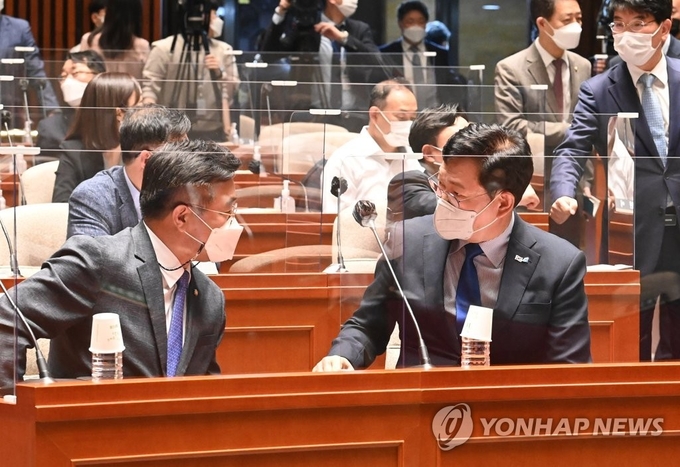 <strong>대화하는 민주당 송영길-윤호중</strong><br>
(서울=연합뉴스) 안정원 기자 = 더불어민주당 송영길 대표(오른쪽)가 25일 오전 국회에서 열린 의원총회에서 윤호중 원내대표와 대화하고 있다. 2021.5.25 jeong@yna.co.kr