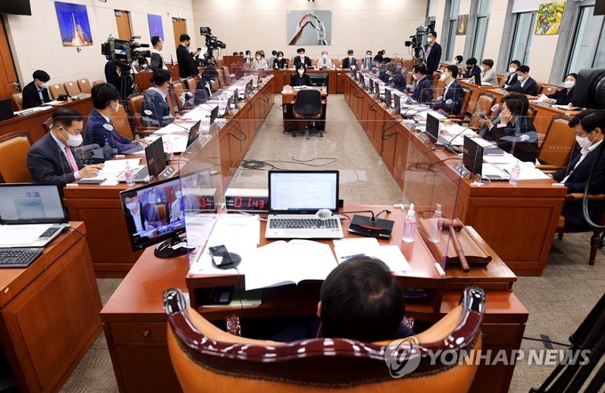 <strong>포털 알고리즘 관련 공청회</strong><br>
(서울=연합뉴스) 하사헌 기자 = 포털 알고리즘 관련 공청회가 27일 오전 국회 과학기술정보방송통신위원회에서 열리고 있다. 2021.5.27 toadboy@yna.co.kr