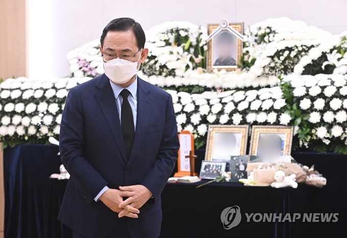 <strong>이 모 중사 분향소 찾은 주호영</strong><br>
(성남=연합뉴스) 홍기원 기자 = 국민의힘 주호영 당 대표 후보가 10일 오전 경기도 성남시 국군수도병원 장례식장에 마련된 고(故) 이 모 중사 분향소를 찾아 조문하고 있다. 2021.6.10 xanadu@yna.co.kr