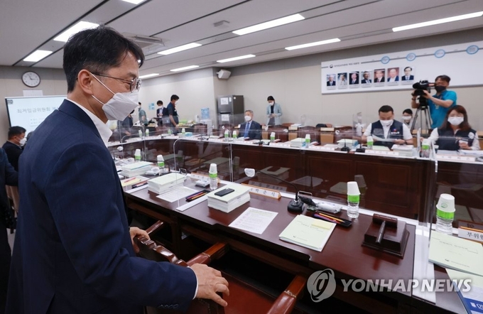 <strong>4차 전원회의 참석하는 박준식 최저임금위원장</strong><br>
(세종=연합뉴스) 홍해인 기자 = 박준식 최저임금위원회 위원장이 22일 세종시 정부세종청사 최저임금위원회 회의실에서 열린 4차 전원회의에 참석해 자리에 앉고 있다. 2021.6.22 hihong@yna.co.kr