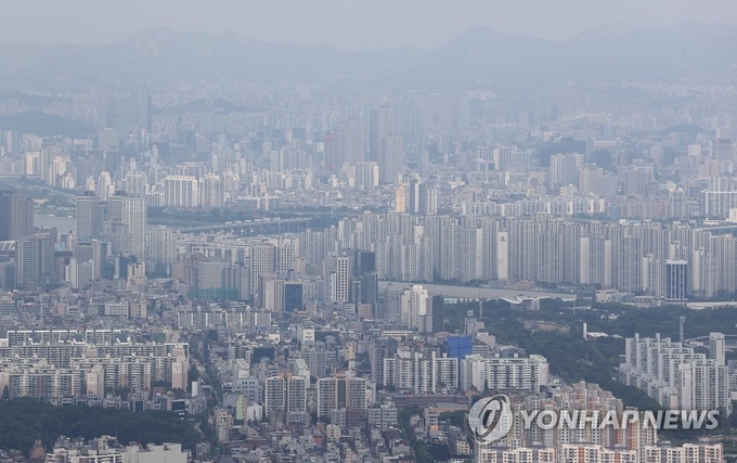 <strong>남한산성에서 내려다 본 서울 아파트 단지 모습&nbsp; &nbsp;</strong>[연합뉴스 자료사진]