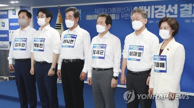 <strong>우리가 민주당 대선 경선 후보</strong><br>
(서울=연합뉴스) 안정원 기자 =11일 오후 더불어민주당 제20대 대통령선거 예비경선 개표식에서 경선 후보로 선출된 추미애(오른쪽부터), 이재명, 정세균, 이낙연, 박용진, 김두관 후보가 가슴에 이름표를 달고 기념촬영을 하고 있다. 2021.7.11 jeong@yna.co.kr