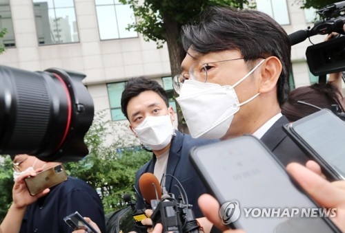 <strong>취재진 질문 받는 이동훈 전 논설위원</strong><br>
(서울=연합뉴스) 이재희 기자 = '가짜 수산업자' 김모 씨로부터 금품 등을 받은 혐의로 수사를 받은 이동훈 전 조선일보 논설위원이 13일 오후 서울경찰청 강력범죄수사대를 나서고 있다. 2021.7.13 scape@yna.co.kr