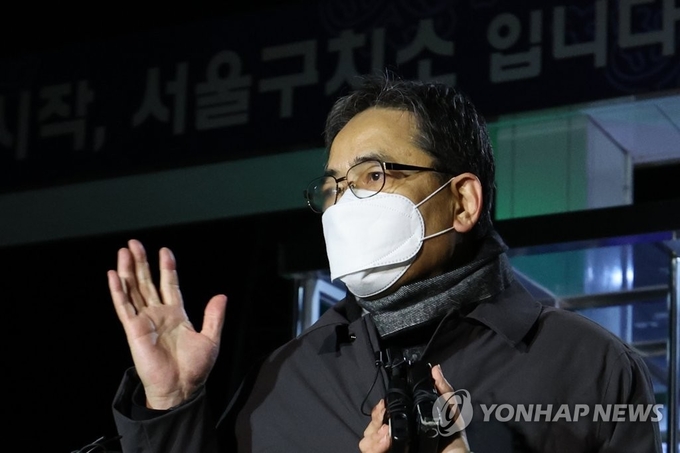 <strong>곽상도 전 의원 구속영장 기각</strong><br>
(의왕=연합뉴스) 김주성 기자 = 대장동 개발업자들에게 도움을 주고 아들을 통해 거액을 받았다는 의혹이 제기된 국민의힘 출신 곽상도 전 의원이 2일 새벽 구속영장이 기각되자 서울구치소에서 나와 취재진의 질문에 답하고 있다. 2021.12.2 utzza@yna.co.kr