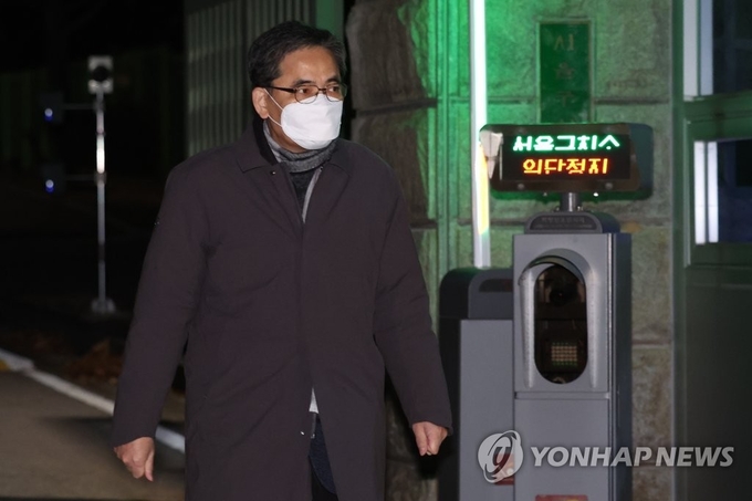 <strong>구치소에서 나오는 곽상도 전 의원</strong><br>
(의왕=연합뉴스) 김주성 기자 = 대장동 개발업자들에게 도움을 주고 아들을 통해 거액을 받았다는 의혹이 제기된 국민의힘 출신 곽상도 전 의원이 2일 새벽 구속영장이 기각되자 서울구치소에서 나오고 있다. 2021.12.2 utzza@yna.co.kr