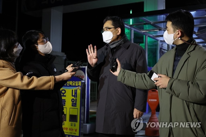<strong>곽상도 전 의원 구속영장 기각</strong><br>
(의왕=연합뉴스) 김주성 기자 = 대장동 개발업자들에게 도움을 주고 아들을 통해 거액을 받았다는 의혹이 제기된 국민의힘 출신 곽상도 전 의원이 2일 새벽 구속영장이 기각되자 서울구치소에서 나와 취재진의 질문에 답하고 있다. 2021.12.2 utzza@yna.co.kr