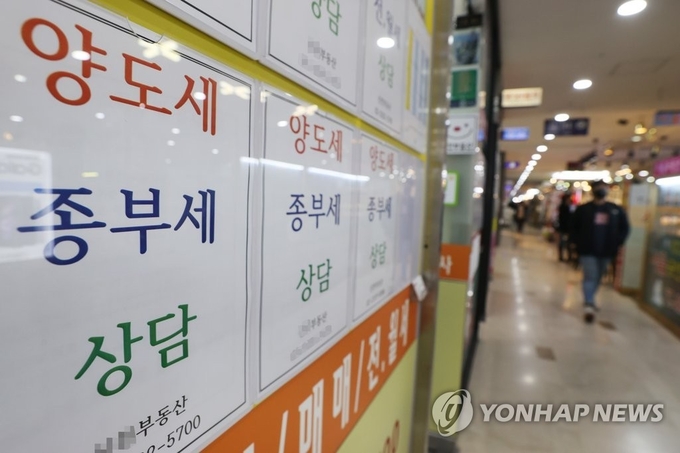 <strong>양도세 비과세 9억→12억원 시행</strong><br>
(서울=연합뉴스) 임화영 기자 = 1세대 1주택자에 대한 양도소득세 비과세 기준 상향(시가 9억→12억원) 조치가 8일부터 시행된다.<br>
정부는 7일 정부서울청사에서 국무회의를 열고 양도세 비과세 기준을 상향 조정하는 개정 소득세법의 공포일을 8일로 확정했다.<br>
국회는 지난 2일 1세대 1주택자의 양도세 비과세 기준을 시가 9억원 이하에서 12억원 이하로 상향하는 소득세법 개정안을 통과시키면서 시행일을 법 공포일로 규정했다.<br>
사진은 7일 오후 서울 시내의 한 부동산에 붙은 양도세 상담 안내문. 2021.12.7 hwayoung7@yna.co.kr