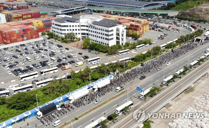 <strong>화물연대 총파업, 부산항 물류 비상</strong><br>
(부산=연합뉴스) 화물연대 조합원들이 지난 7일 오전 부산 강서구 부산신항 삼거리 인근 도로에서 '화물연대 부산지역 본부 총파업' 출정식을 열고 있다. 2022.6.7 [부산항만공사 제공. 재판매 및 DB 금지] handbrother@yna.co.kr
