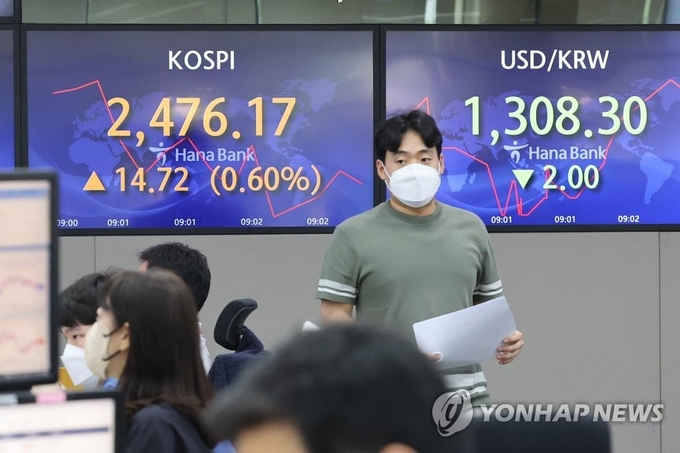 <strong>2,470선 넘어선 코스피</strong><br>
(서울=연합뉴스) 김주성 기자 = 코스피가 상승세로 출발해 장초반 2,470선을 넘어선 4일 오전 서울 중구 을지로 하나은행 딜링룸에서 직원들이 업무를 보고 있다. 2022.8.4 utzza@yna.co.kr